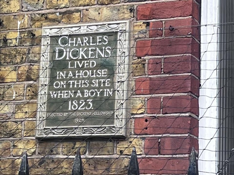 Dickens frente al Espejo Victoriano: Un Análisis Comparativo de "Casa Desolada" y "Tiempos Difíciles"